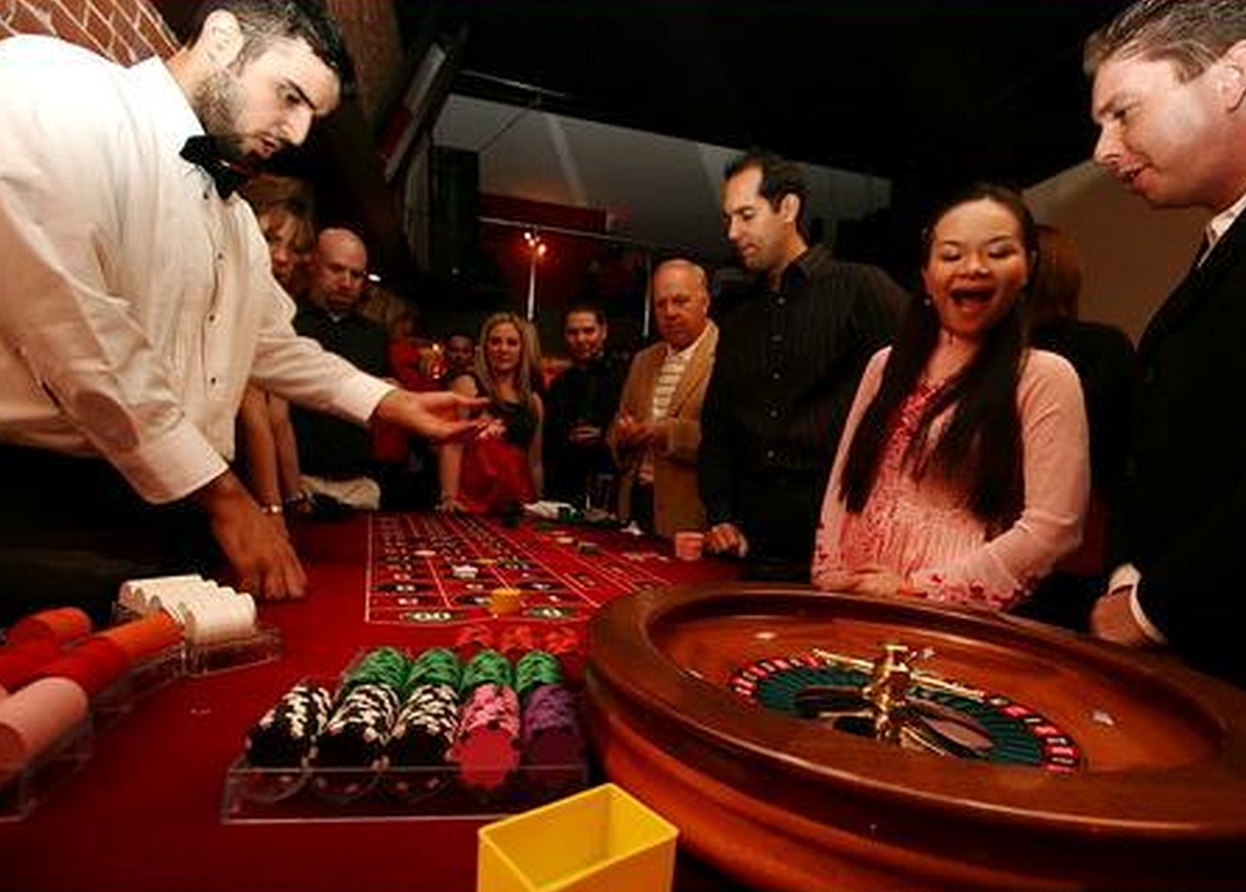 Roulettewiel met spelers rond de tafel